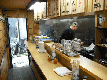 王道庵立ち食いスタイルの店内 王道庵立ち食いスタイルの店内