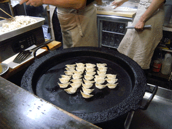 宝雲亭 餃子を焼く 宝雲亭 餃子を焼く